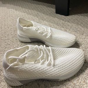 Woman’s White sneakers